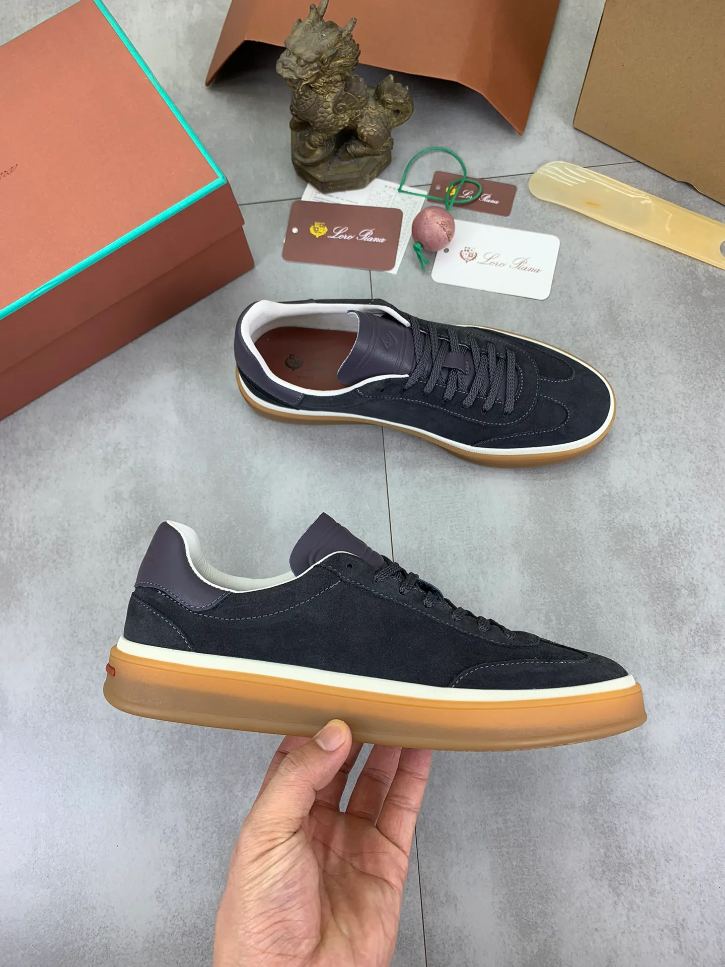 Men's Men's Shoes 💰P540 New 💰High Quality Loro Piana 💯Top Authentic Grade💯Buy the original 1:1 copy💯 Founded the existing Loro Piana company on April 24, 1924. It is now the sixth generation of family business, providing top quality products to customers who are discerning in taste and quality. Imported original fabrics, made of plain calfskin lining. Hand-sewn threads with cowhide feet. Original packaging. Size: 38-45. 7⃣️ colors available.